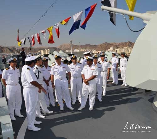 Biên đội hộ tống số 9 của Hải quân Trung Quốc thăm Oman. Trong hình là các binh sĩ Hải quân Oman tham quan tàu chiến Trung Quốc
